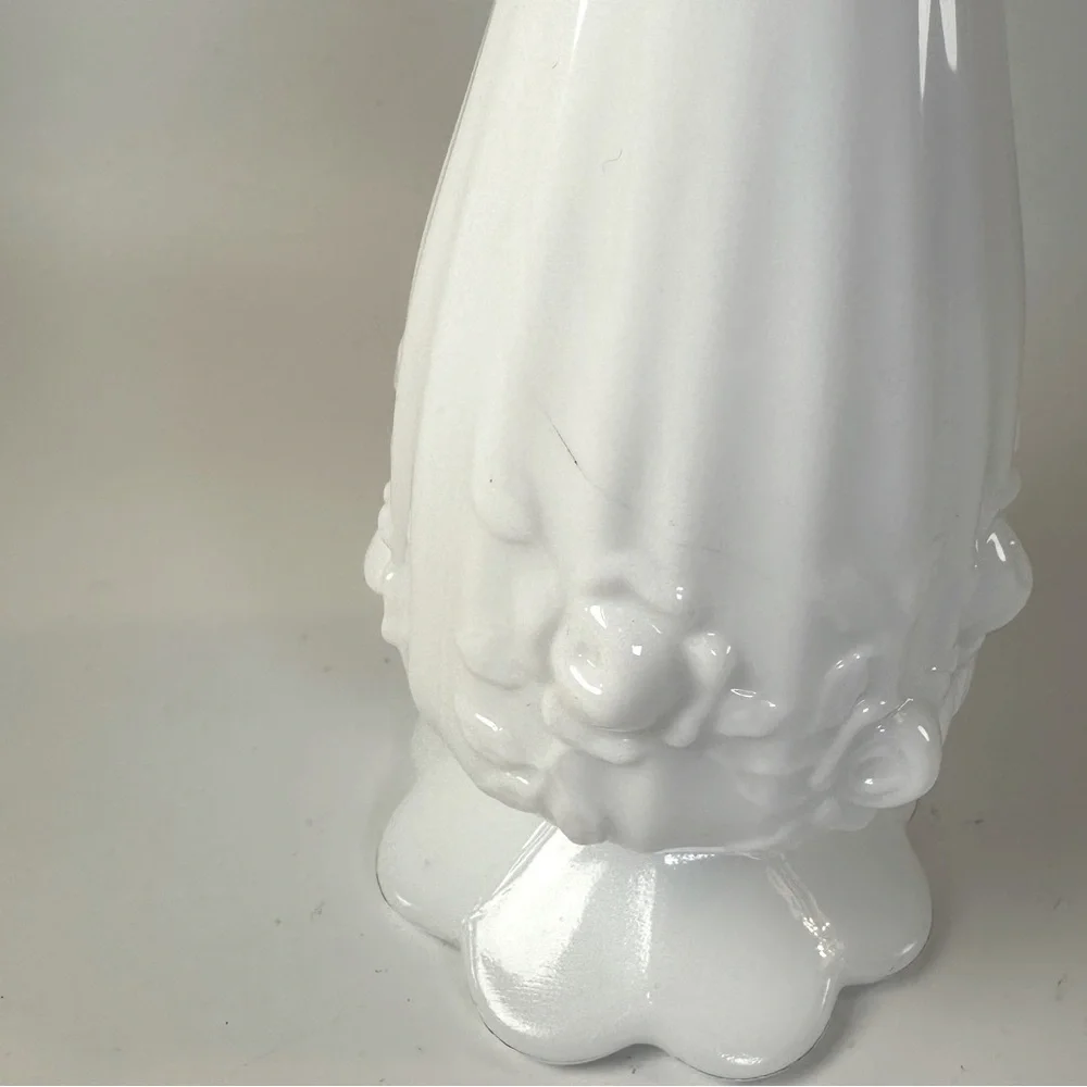 VTG Fenton White Milk‎ Glass Swung Bud Vase Rose Flowers Floral Roses Opaque